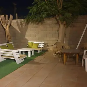 לבקר במלון